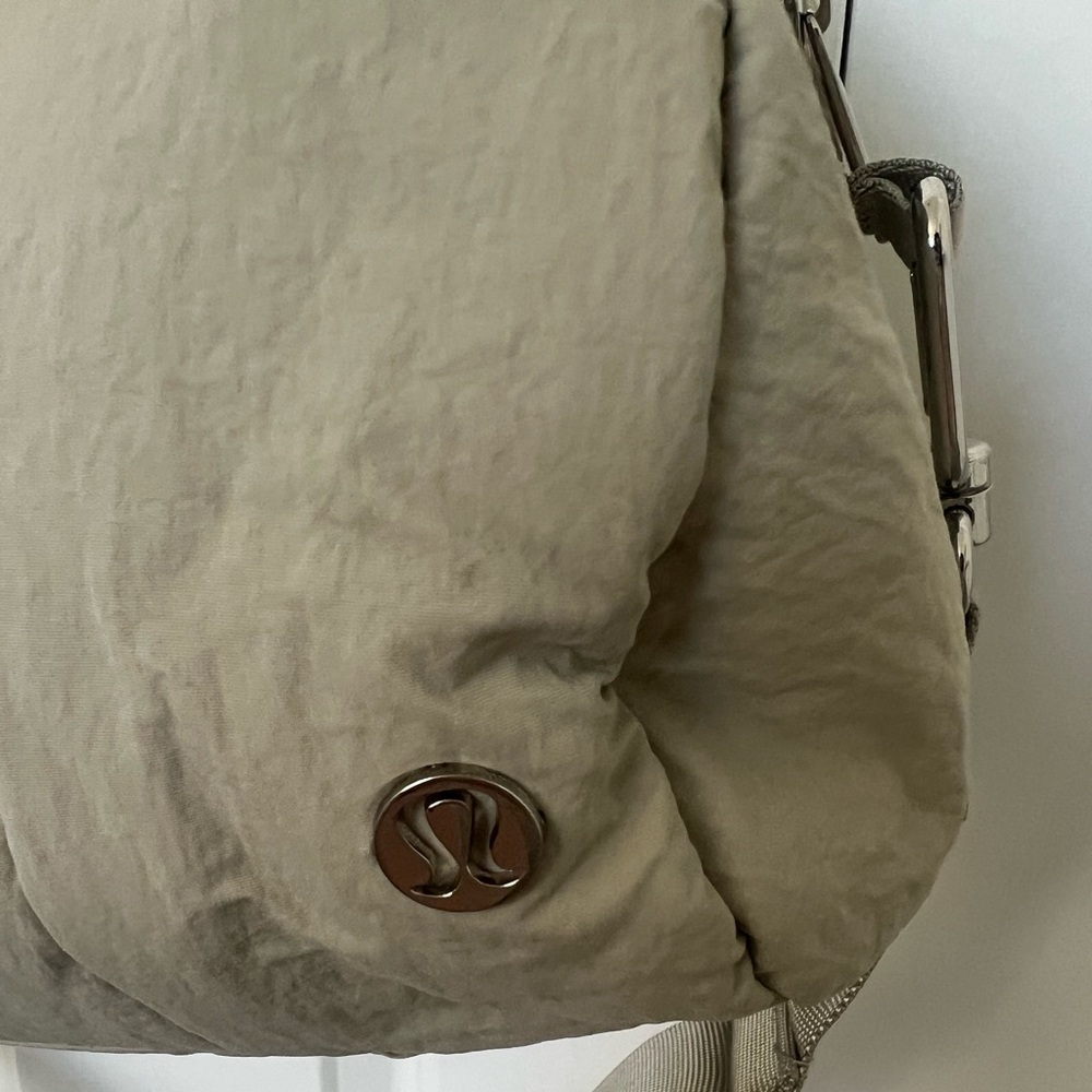 LULULEMON On My Level Barrel Duffle Bag - Raw Linen - Picture 4 of 5